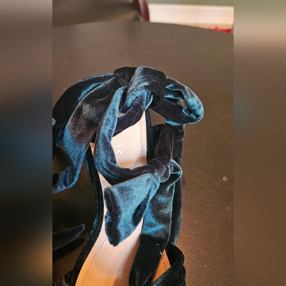 ZARA Dark emerald green velvet tie up pump heels. Size 7 - Picture 10 of 16